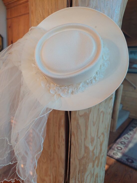 Ivory western wedding hat with veil attached, comfort stretch band inside, sz L main image 5